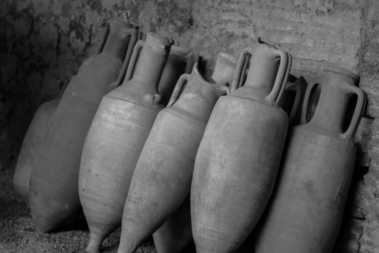 З України до Польщі надійшла посилка, в якій виявили артефакти, що налічують понад шість тисяч років.