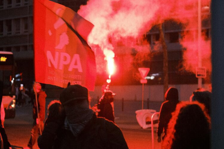 У Польщі під час віче активісти зірвали український прапор з будівлі мерії та намагались його підпалити