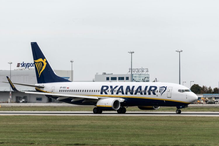Скандал у небі: Польща йде війною проти Ryanair і Wizz Air за плату за ручну поклажу!