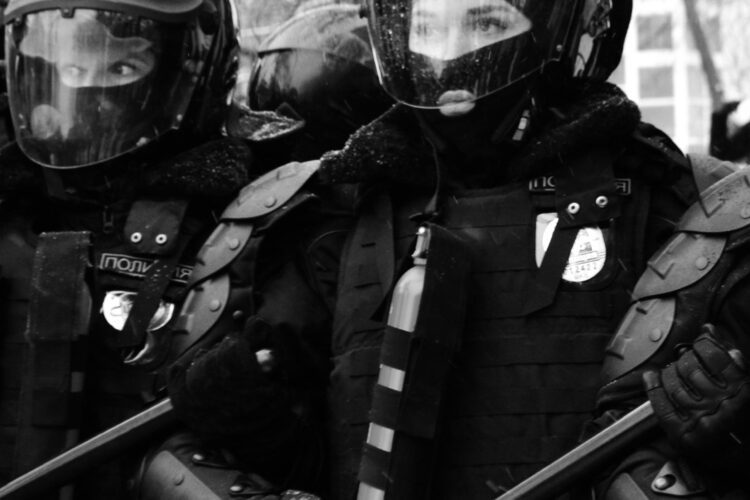 Бронежилети та шоломи без дозволів: що змінює новий закон і як це вплине на вашу безпеку?
