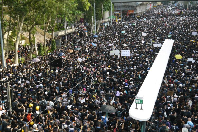 Польща повстала: у сотнях міст готуються масові протести проти мігрантів цієї суботи!