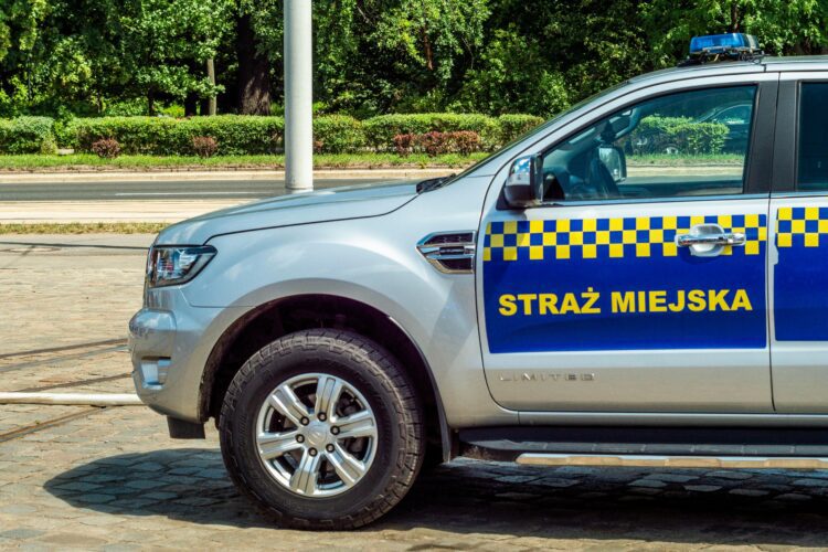 Шокуюча депортація: 127 іноземців вигнали з Польщі — хто ці люди і чому їм заборонено повертатися?