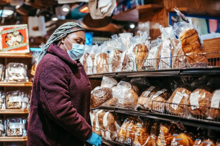 Торкнувся хліба голими руками — заплати до 5000 злотих: нові штрафи у польських магазинах шокували покупців!
