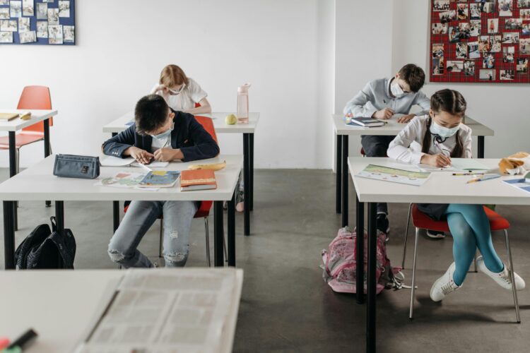 У Польщі школярам знову загрожують домашні завдання – назад у минуле?