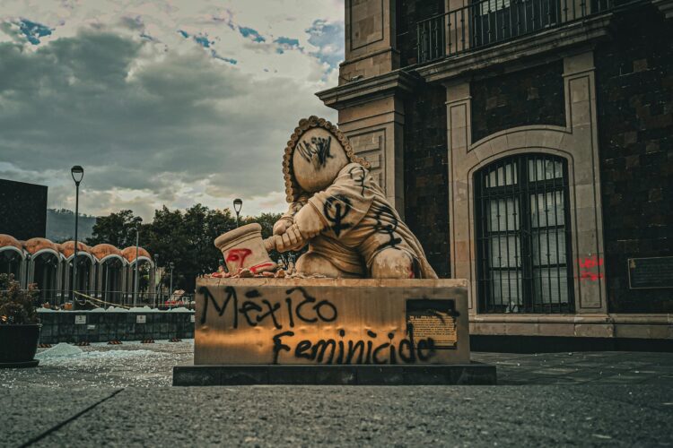 У Польщі скандал: на монументі жертвам Волинської трагедії з’явився напис «Слава УПА»!