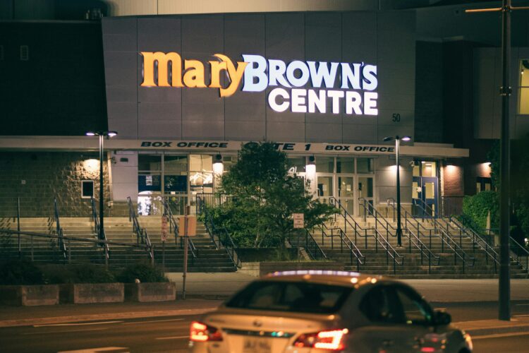 Скандал у Польщі: українець вийшов на вулиці та знищив 18 авто – що сталося?