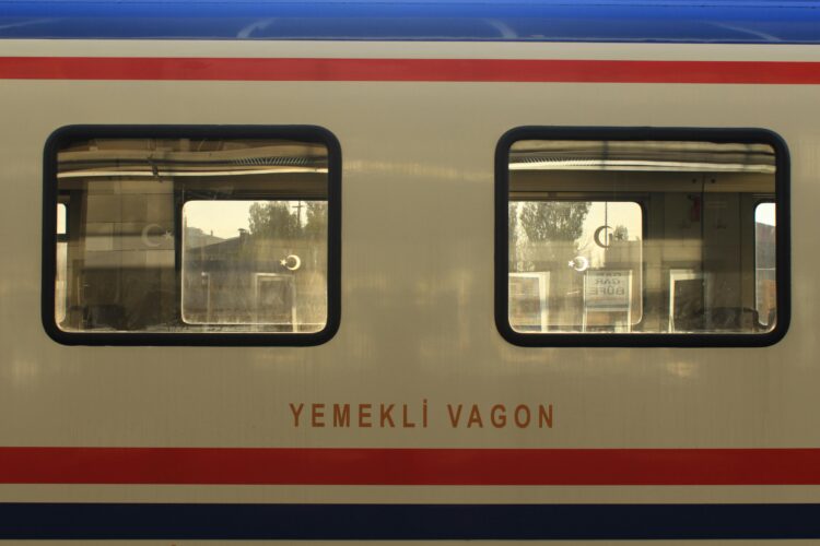 Скандал на кордоні: українські машиністи п’яні як чіп намагались перегнати потяг до Польщі!