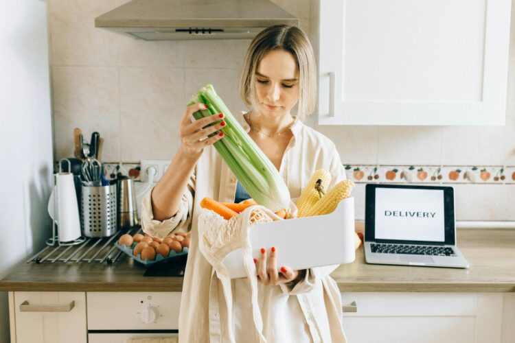 Доставка їжі, продуктів та покупок у Польщі — хто виконує?