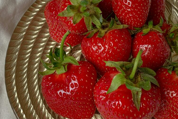 🍓 Польська полуниця з’явилась у продажу — ціни шокують навіть досвідчених покупців! Чи варта вона таких грошей?