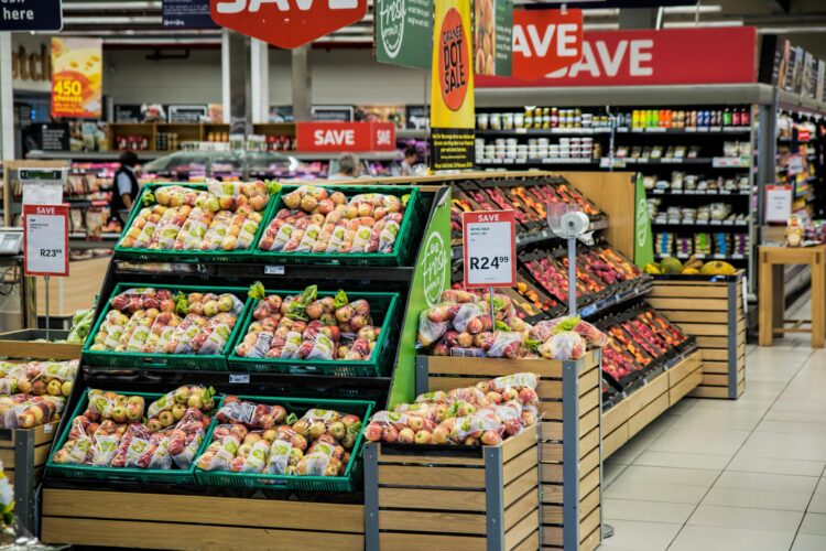 Шокуючі ціни на продукти в Польщі у 2025 році: де вигідніше купувати — Żabka, Carrefour Express чи Lewiatan?